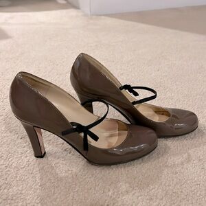 Kate Spade brown/nude heels with bow strap - size 9